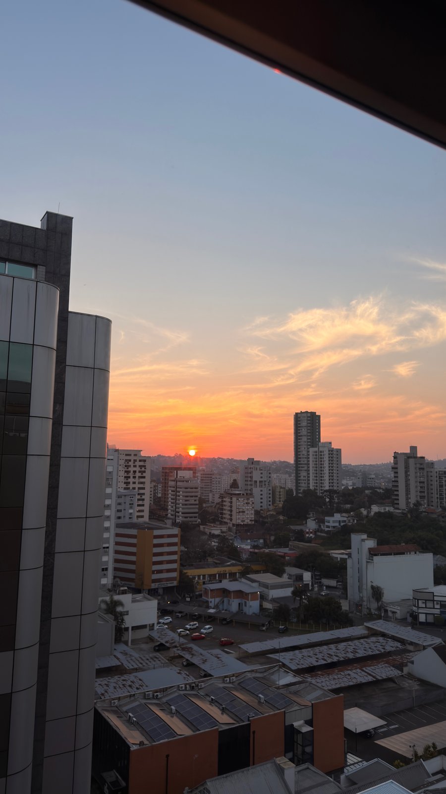 Vista da janela do consultório ao entardecer